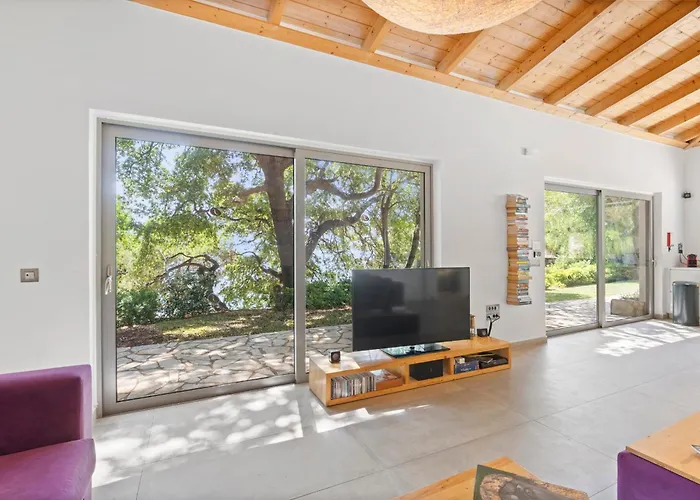 Trianda A True Gem Just 27 Steps From The Beach! Villa